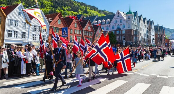 17. máj v Nórsku: Oslava Dňa ústavy, tradície a zvyky a jedna veľká párty!