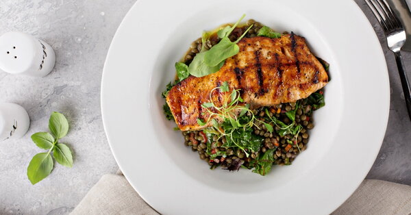 Losos so šošovicovým šalátom