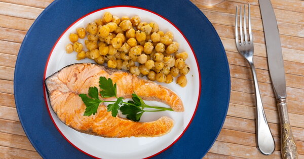 Losos s cícerovým šalátom