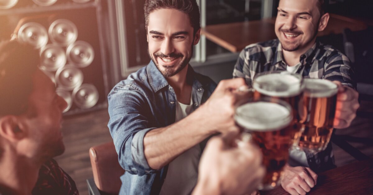 Muži pijúci pivo - ilustračný obrázok