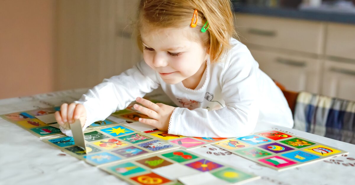 hrajúce sa dievčatko - ilustračný obrázok