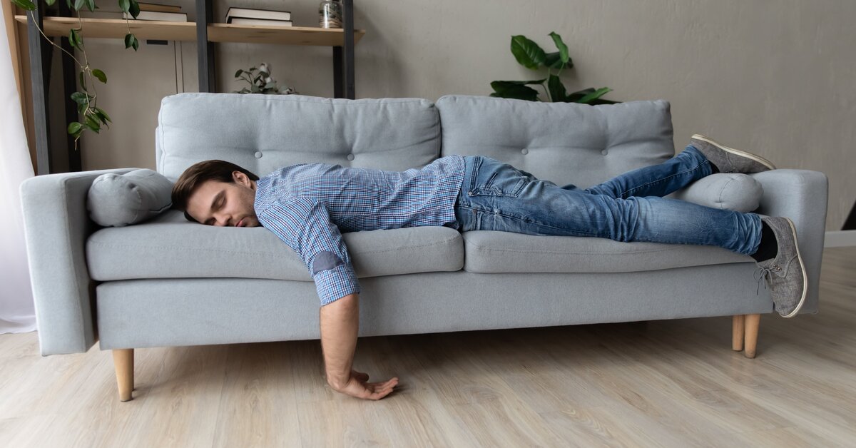 muž spiaci na gauči