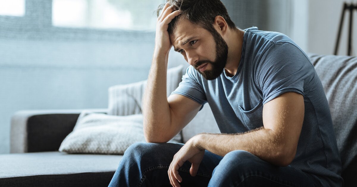 Muž premyšľajúci o tom, aké príznaky má stres - ilustračný obrázok